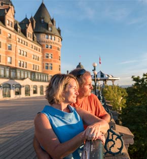 Couple enjoying the views from Terrasse Dufferin